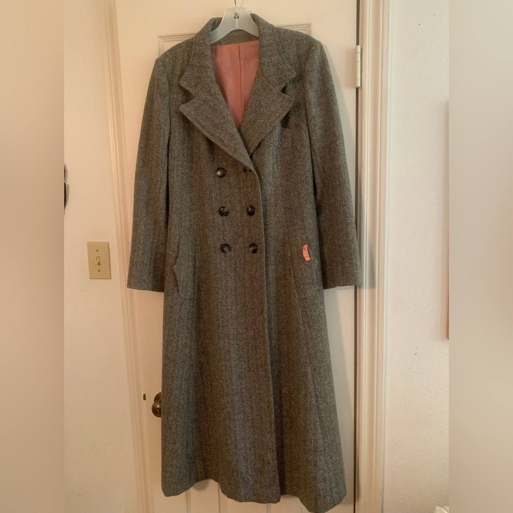 Vintage union made women’s herringbone wool lined coat. Guesstimating size 8.